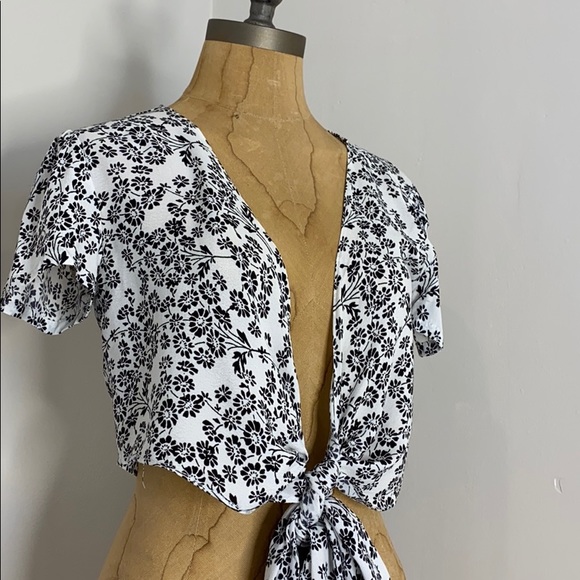 Crop Wrap Blouse SM - Picture 6 of 9